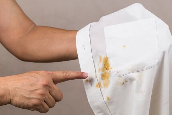 Saiba como remover manchas de gordura do seu uniforme