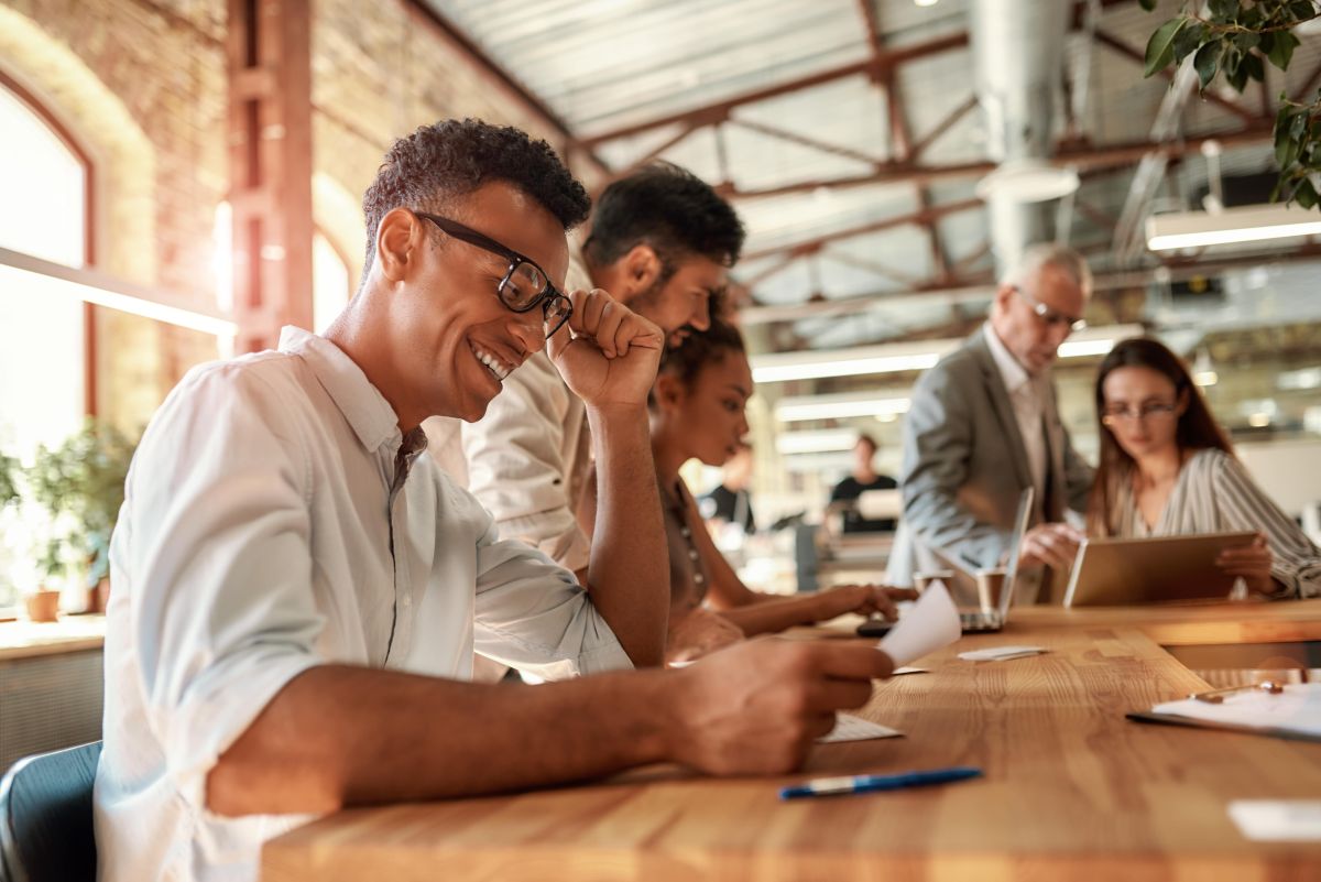 O colaborador pode sair com o uniforme da empresa?