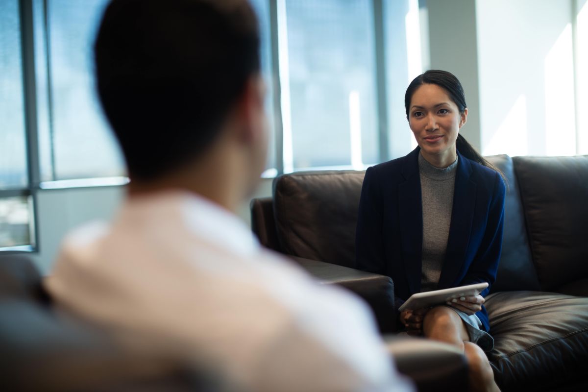 Como se vestir para uma entrevista de emprego? Confira 7 dicas